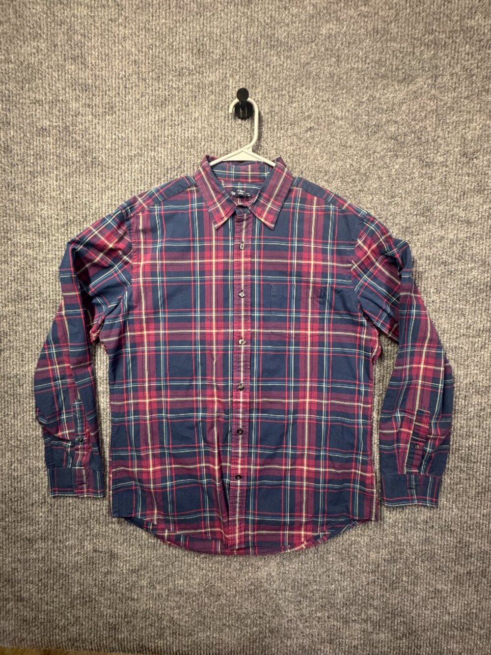 Gap classic fit plaid button down shirt blue, red size Large